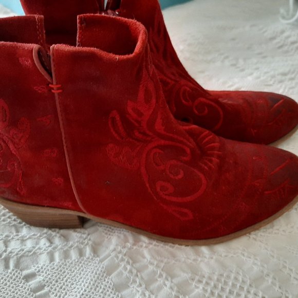 Size 37 red patterned ankle boots. - Picture 2 of 5